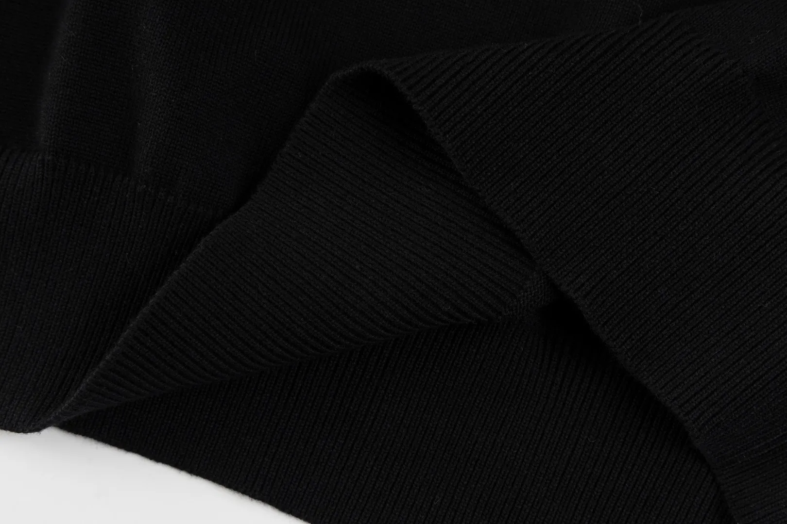 P216 #R81 Ralph Lauren knitted pony embroidered lapel polo shirt three-button pullover open chest long-sleeved sweater Official website synchronization Same style for men and women Sizes: S-XL Color: White Blue Gray Dark Gray Khaki Military Green Navy White Label Navy Blue Red Label Black Red Label Black White Label Pink Classic cotton yarn 100% white cotton High-quality goods Classic styles have always been popular! The workmanship details are very good! The simple lapel polo pullover sweater is always the standard, with classic brand embroidery on the chest! All major stars have the same style! Best for couples. High quality goods! Xinjiang cotton micro-elastic and smooth fabric has excellent quality. Pure cotton is soft and skin-friendly. Size: S M L